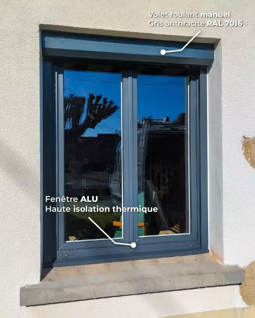 Photo et infographie d'une fenêtre gris anthracite ALU avec un volet roulant sur un mur en extérieur
